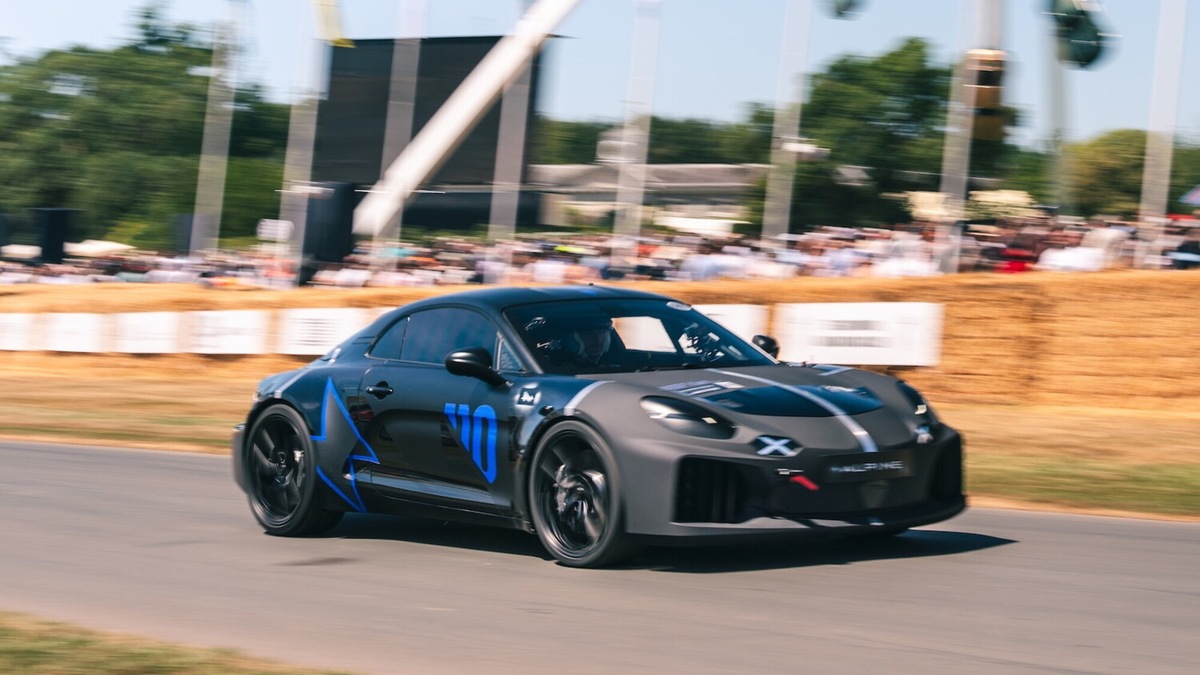 Alpine A110 Future, a Goodwood ecco l'elettrica con un'eredità pesantissima