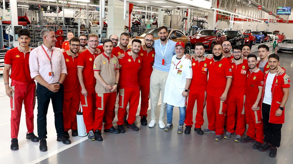 Donnarumma in visita alla sede Ferrari: le foto