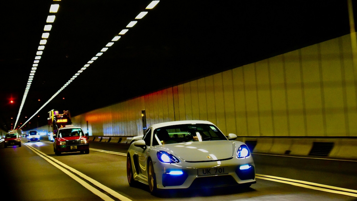Record di velocità e multe nel tunnel, un ventiduenne l'ha combinata grossa