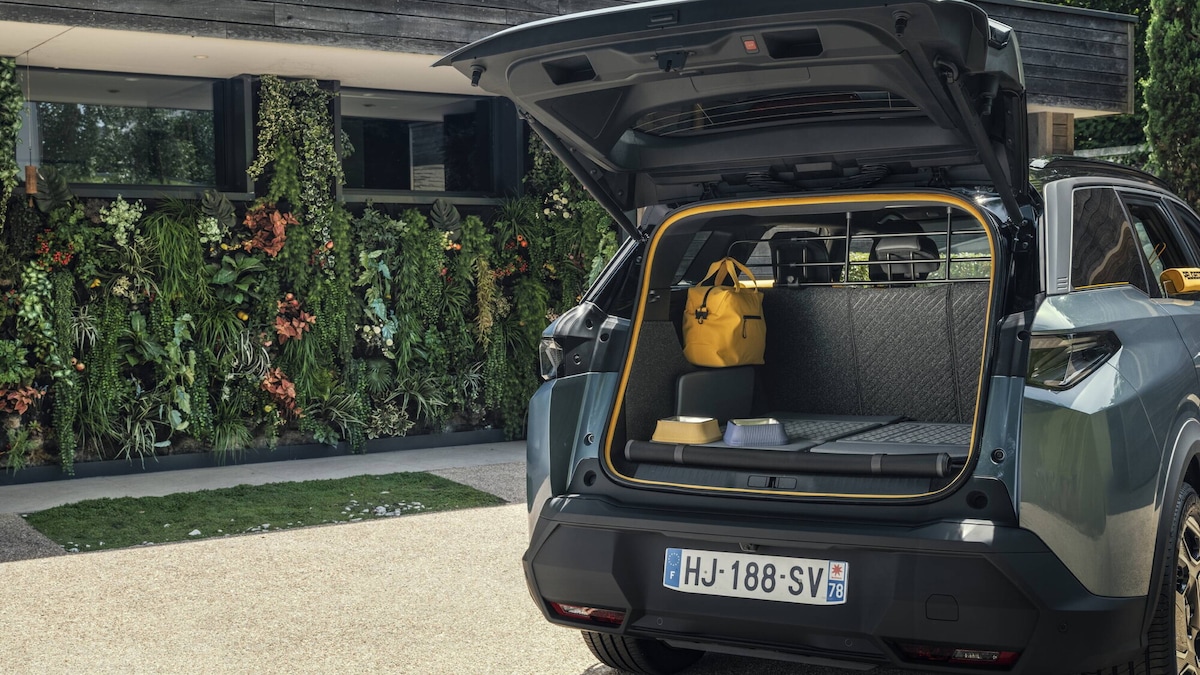 Peugeot E-5008 Dog Edition, il Suv su misura per gli amici a quattro zampe