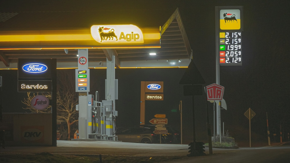 Prezzi carburanti, il diesel aumenta il doppio della benzina. Pieno da record