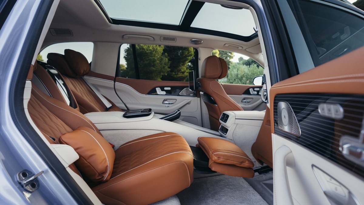 Mercedes-Maybach GLS 2026, il lusso che sconfigge la fisica