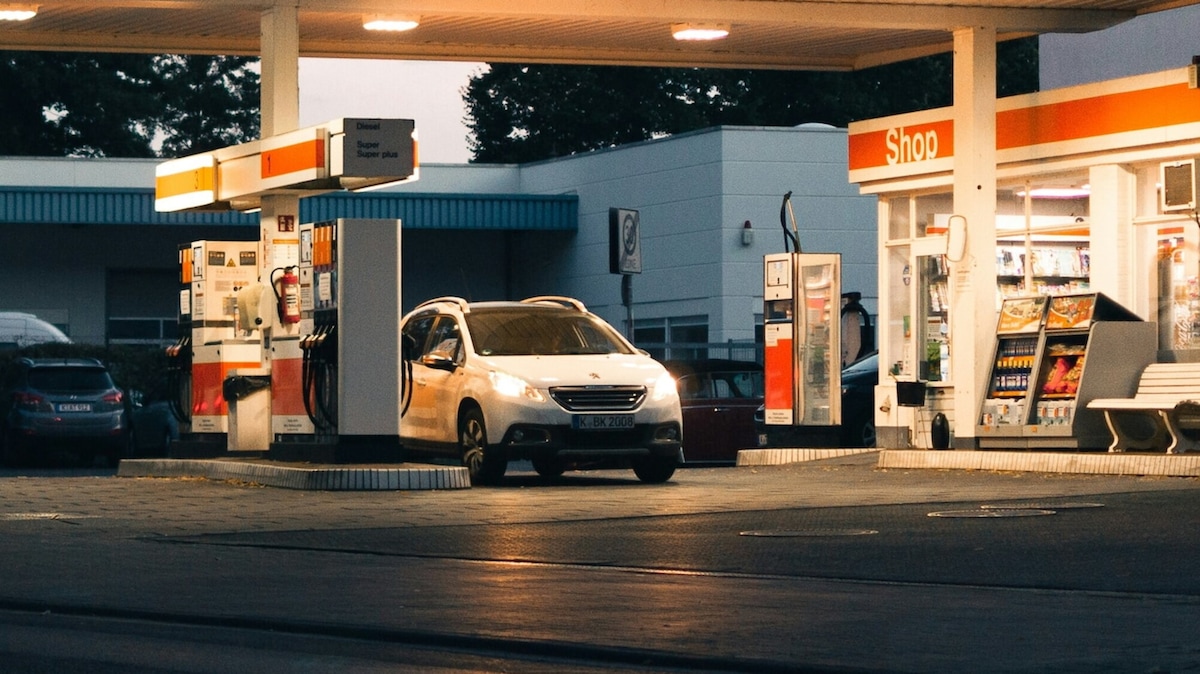 Carburanti, prezzi record: diesel su al doppio della benzina, sfiora 2,2 euro