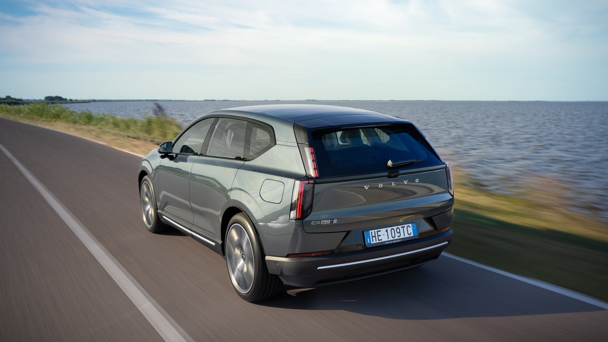 Volvo EX60, le foto del grande suv tutto elettrico con super autonomia