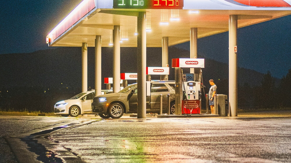 Prezzi carburanti, doppia stangata: benzina e diesel volano. Accise mobili?