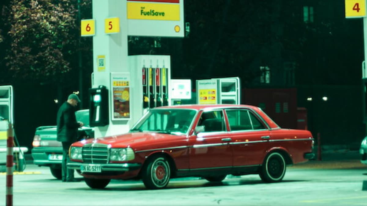 Prezzi carburanti: benzina e diesel verso il record. Ma lo sconto è in arrivo