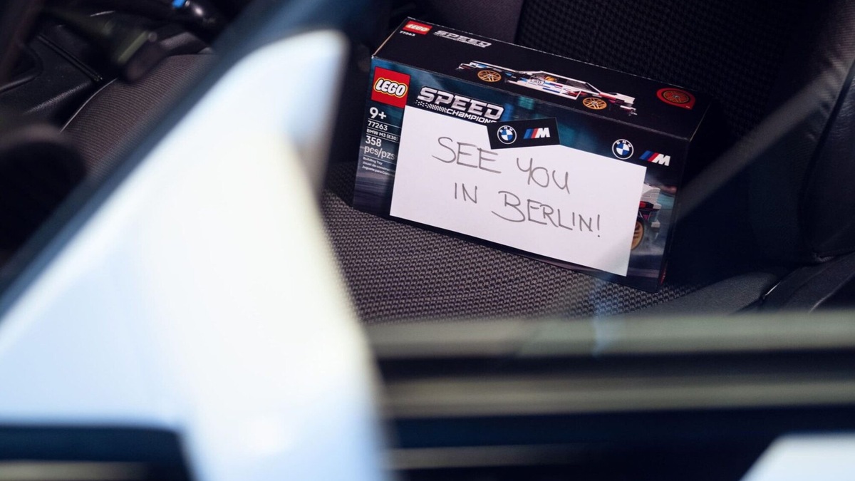 BMW M3, per i 40 anni veste la stessa livrea del kit LEGO