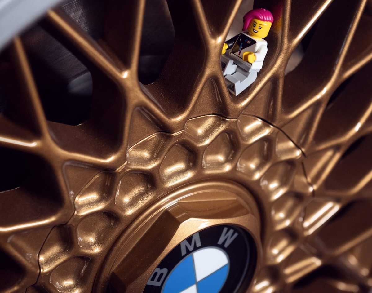 BMW M3, per i 40 anni veste la stessa livrea del kit LEGO
