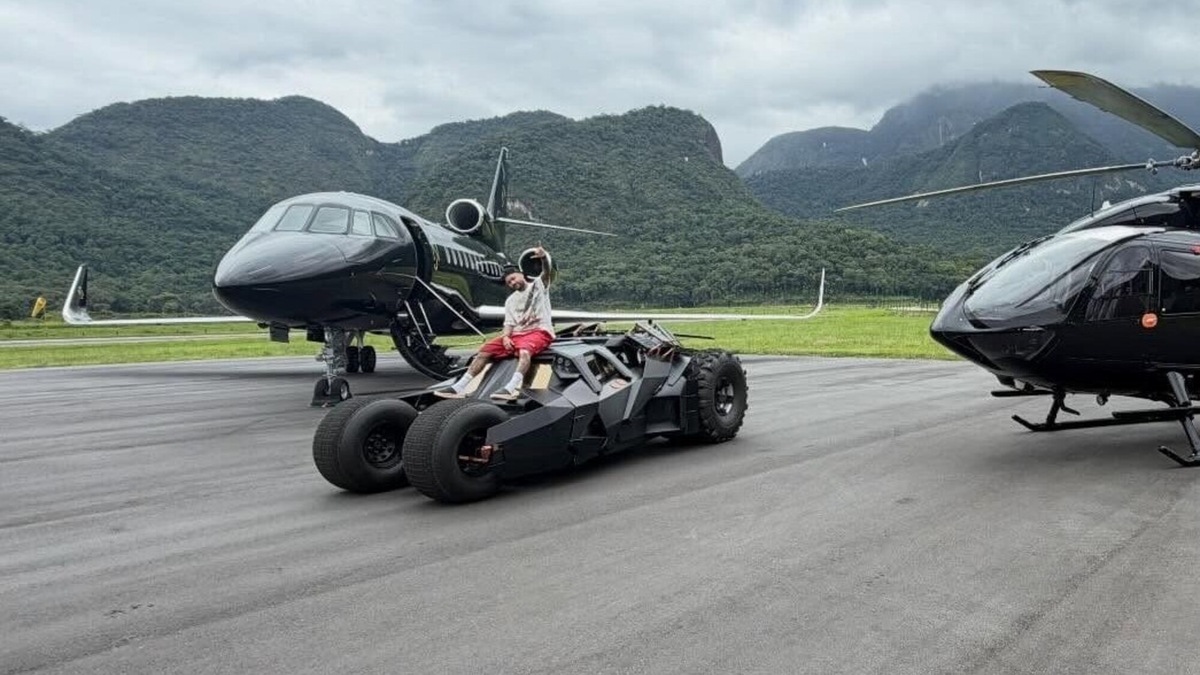 Neymar, addio alla Selecao ma non alle sue auto: il garage da sogno e la Batmobile!
