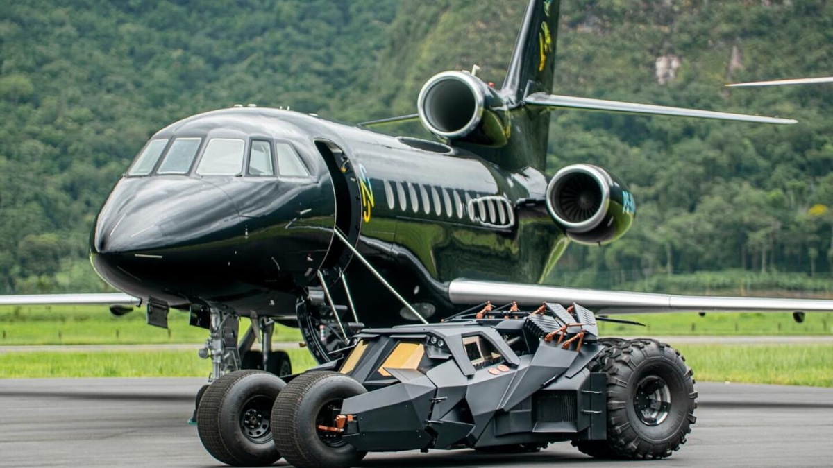 Neymar, che garage: tra Ferrari, Porsche e Lamborghini c'è la Batmobile!
