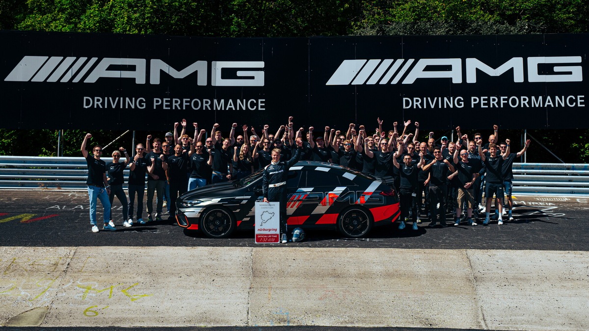 Mercedes-AMG CLA 45, le 10 immagini della berlina da record al Nürburgring