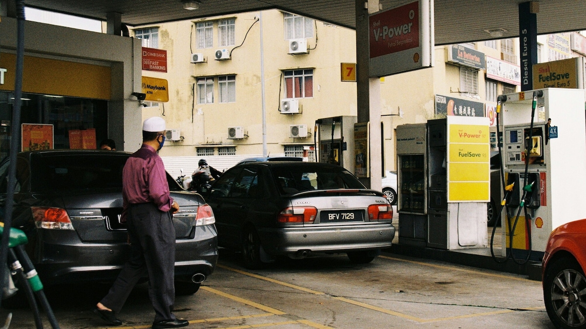 Prezzi carburanti: scendono diesel e il benzina, mazzata metano
