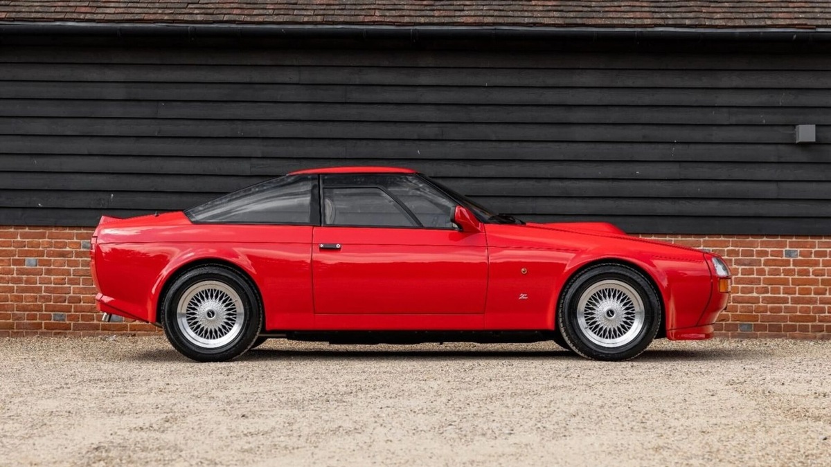 Aston Martin V8 Vantage Zagato, 36 anni e appena 965 km: le foto