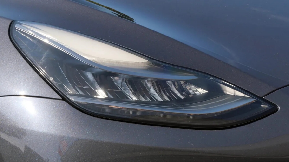 Tesla richiama oltre 20mila Model 3 e Model Y: fari troppo potenti