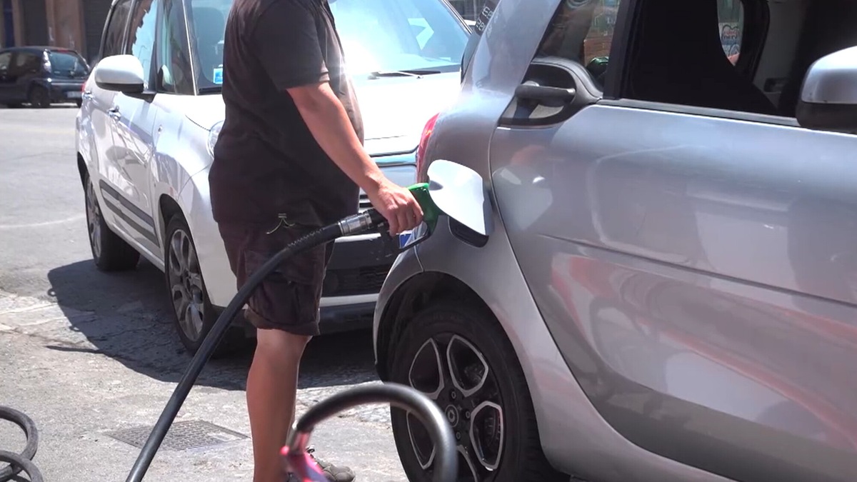 Carburanti, impennata prezzi: benzina vicina a 2 euro