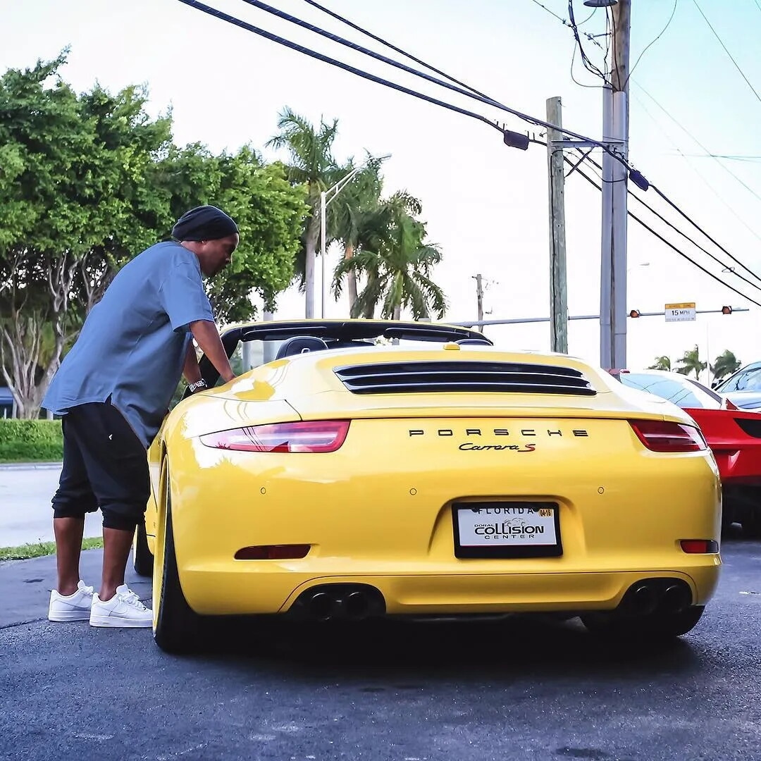 Ronaldinho, le auto da sogno dell'asso che torna in Italia