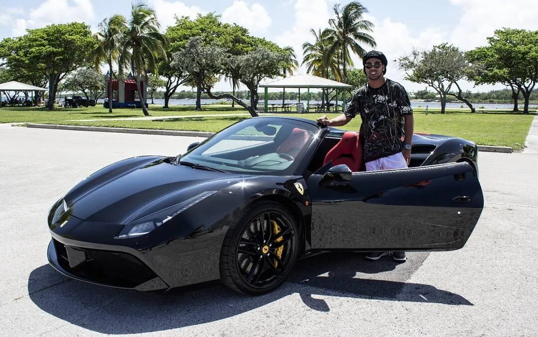 Ronaldinho, le auto da sogno dell'asso che torna in Italia