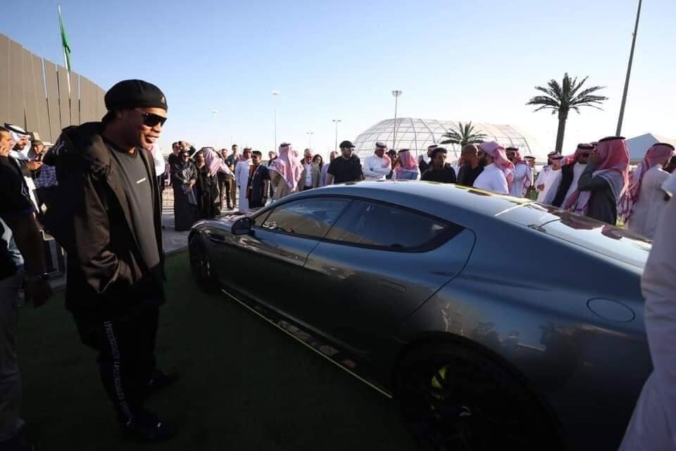 Ronaldinho, le auto da sogno dell'asso che torna in Italia