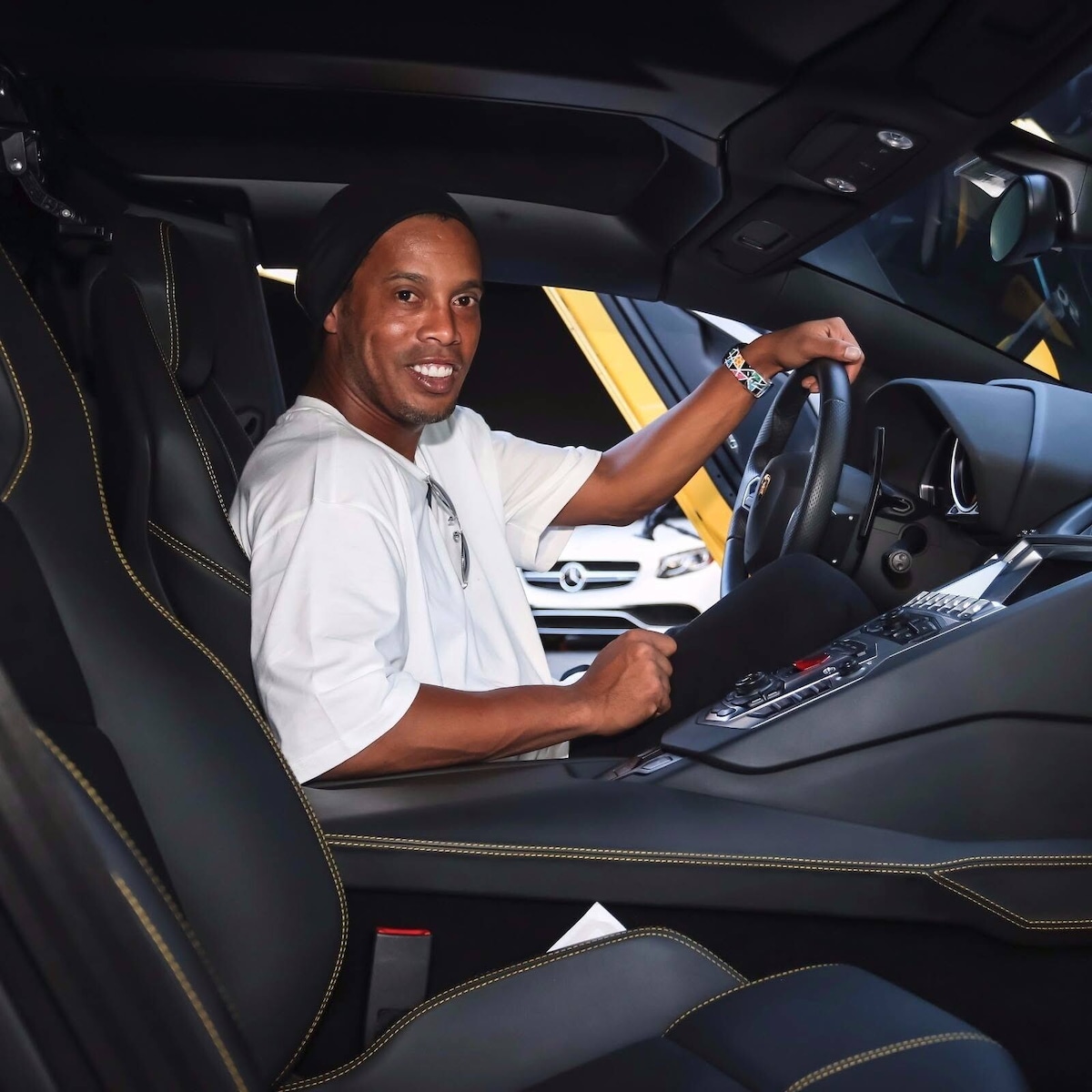 Ronaldinho, le auto da sogno dell'asso che torna in Italia