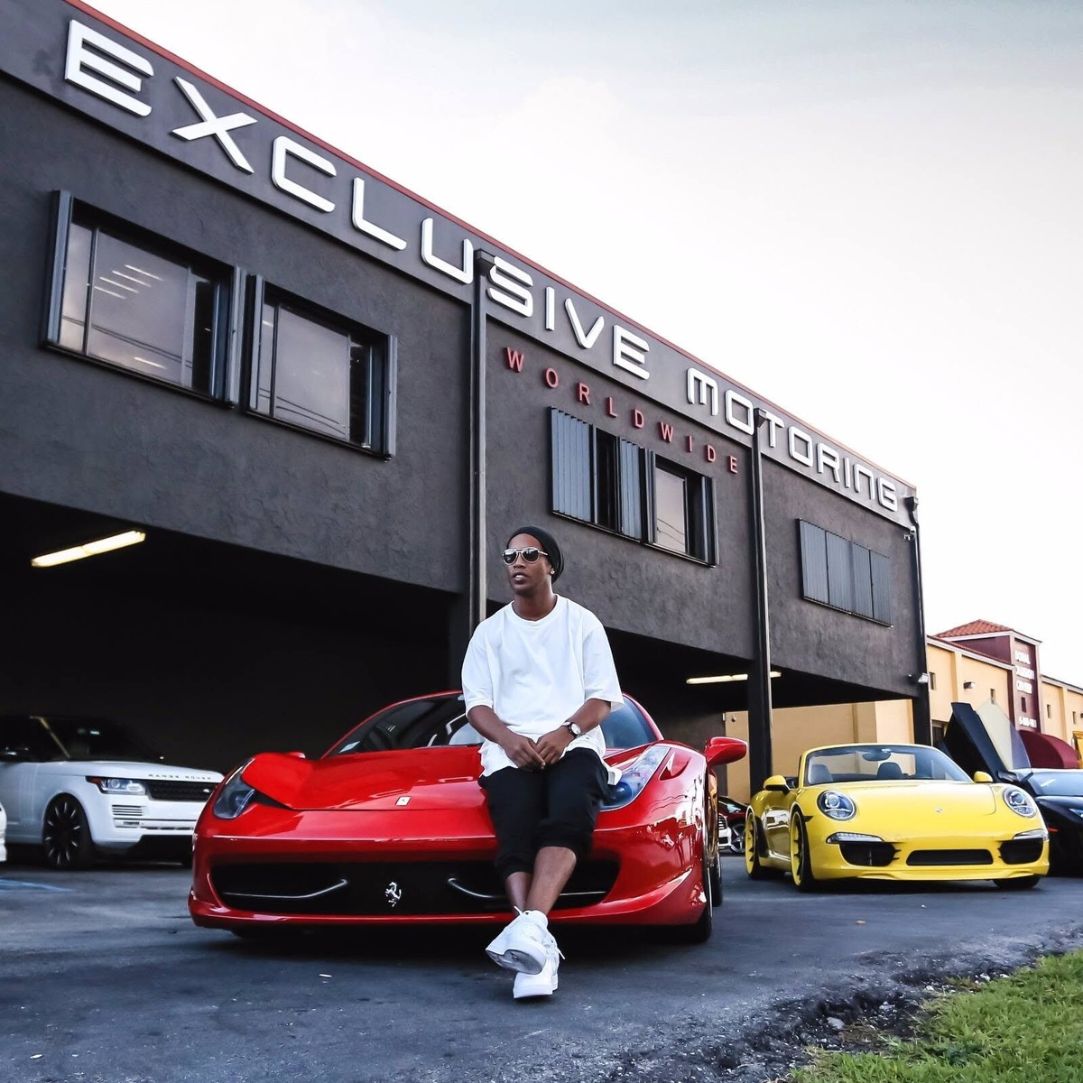 Ronaldinho, le auto da sogno dell'asso che torna in Italia