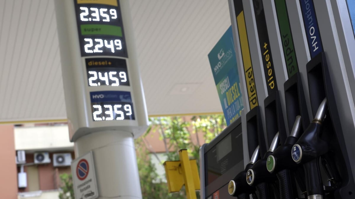 Prezzi carburanti: la benzina vola a 2,1 euro, diesel stabile