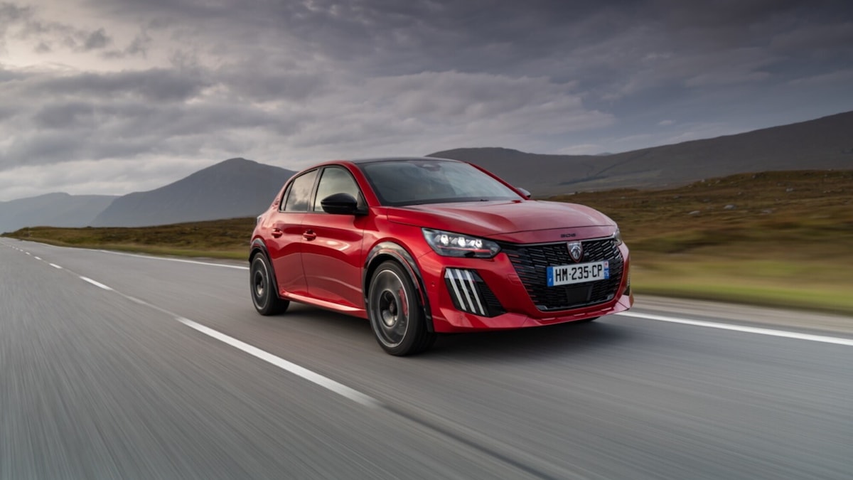 Peugeot E-208 GT, hot hatch con artigli elettrici