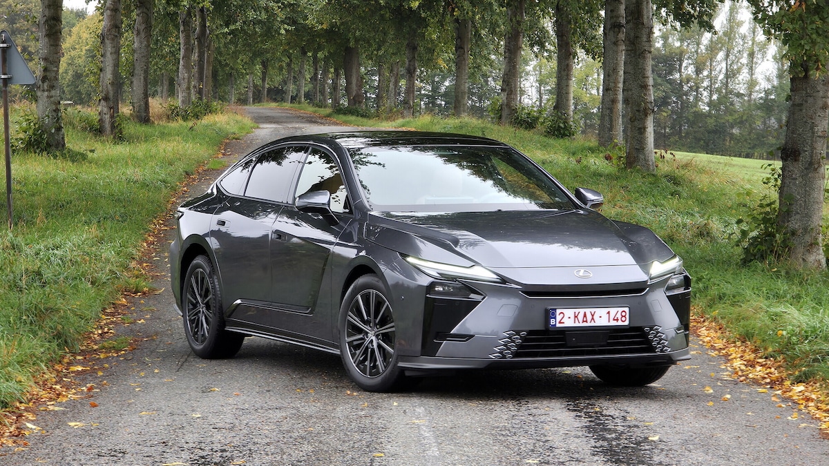 Lexus ES, l'ammiraglia si rinnova: ora è anche elettrica