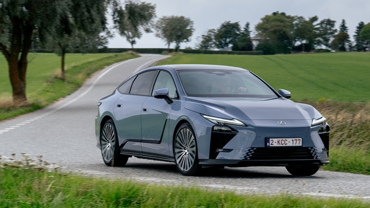 Lexus ES 2026, la grande berlina ora ha anche la scossa