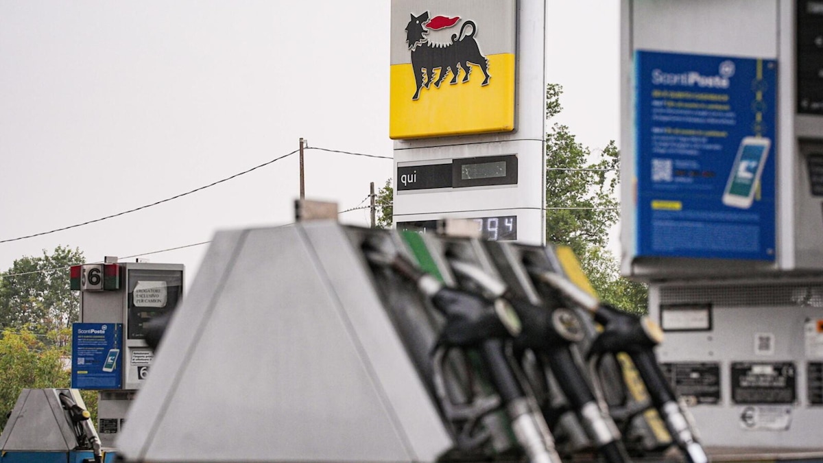 Benzina e diesel, prezzi in discesa con il tetto di Eni e IP
