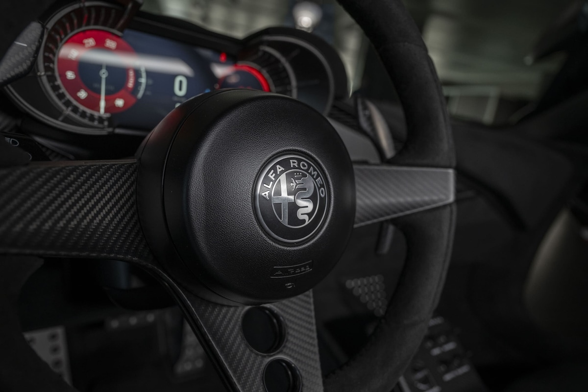 Alfa 33 Stradale Perla Nera, una belva che mostra i muscoli in carbonio
