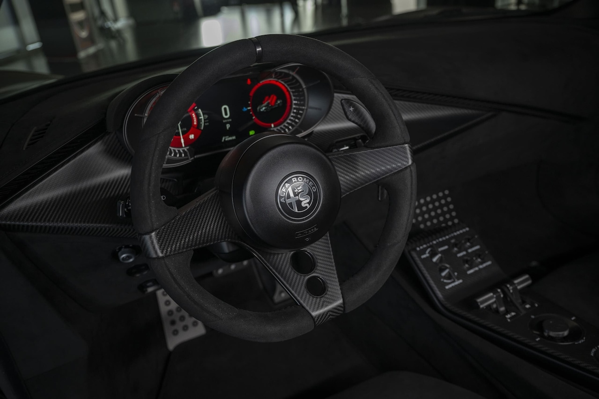 Alfa 33 Stradale Perla Nera, una belva che mostra i muscoli in carbonio