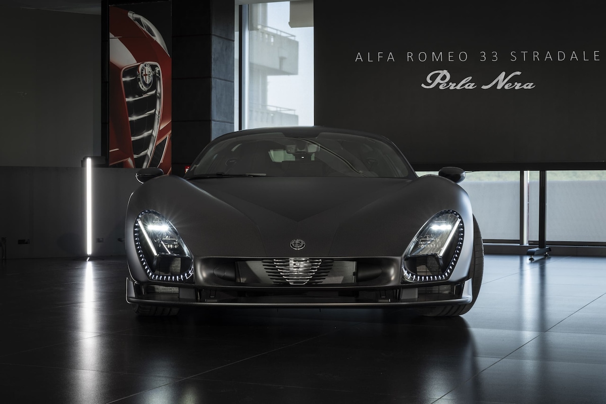 Alfa 33 Stradale Perla Nera, una belva che mostra i muscoli in carbonio