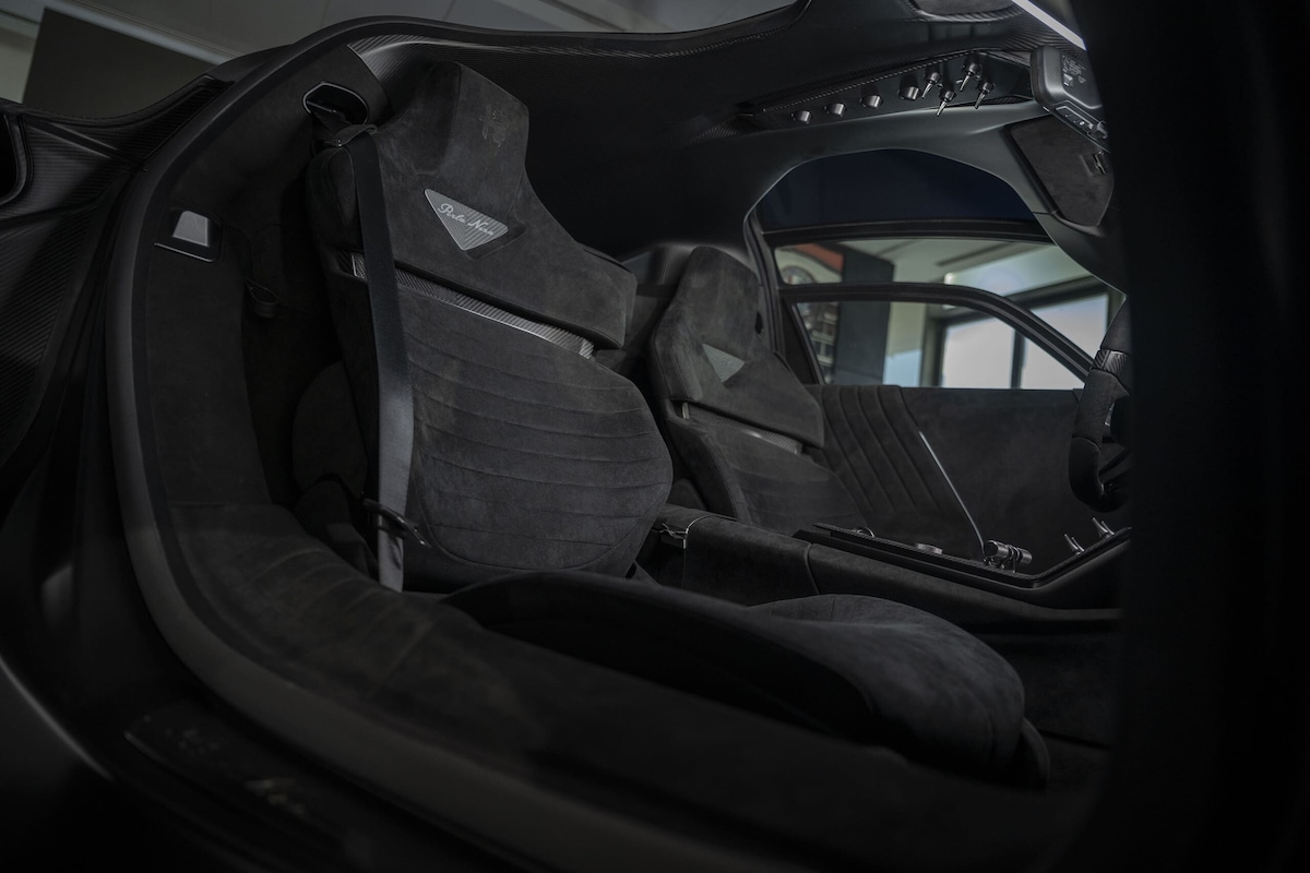 Alfa 33 Stradale Perla Nera, una belva che mostra i muscoli in carbonio