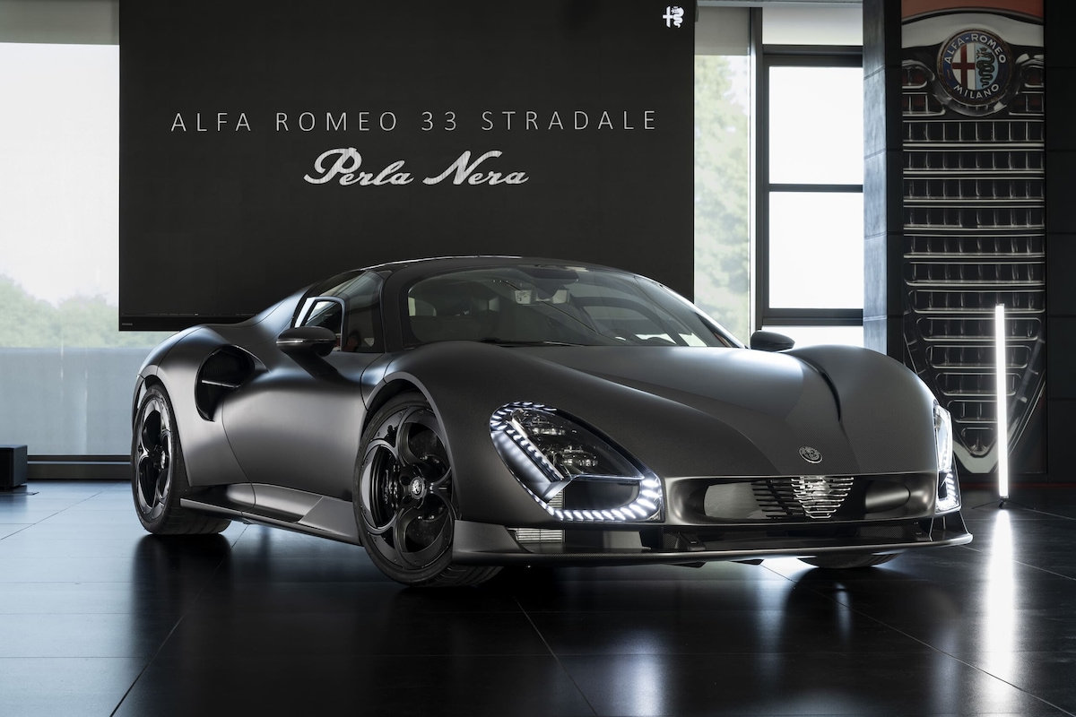 Alfa 33 Stradale Perla Nera, una belva che mostra i muscoli in carbonio