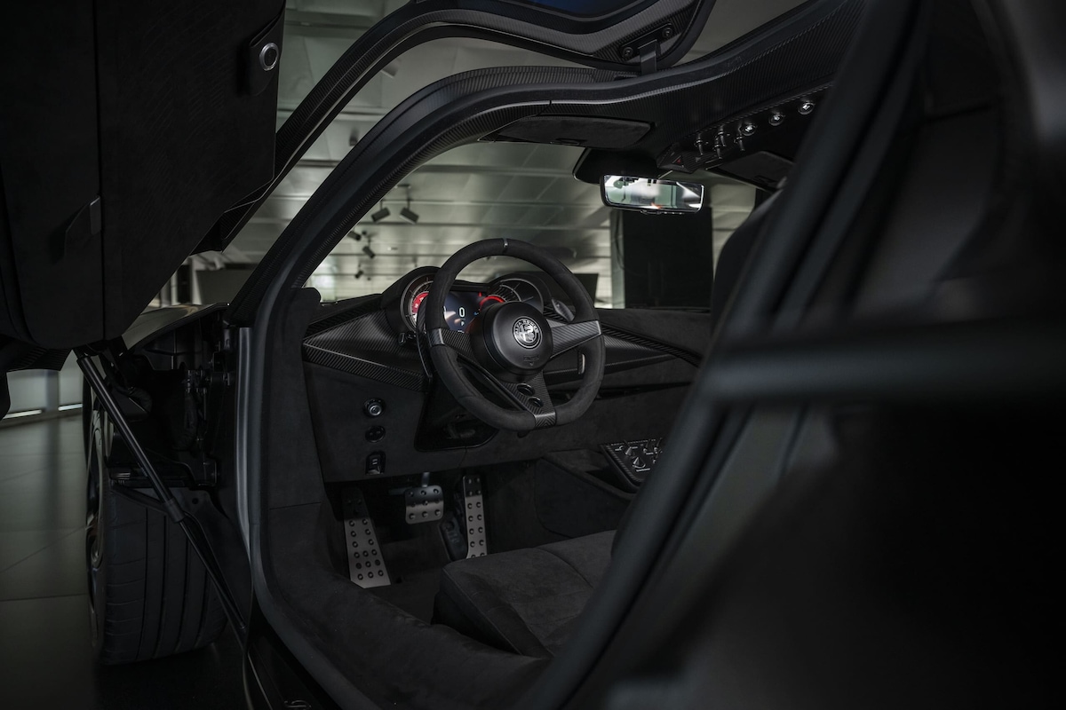 Alfa 33 Stradale Perla Nera, una belva che mostra i muscoli in carbonio