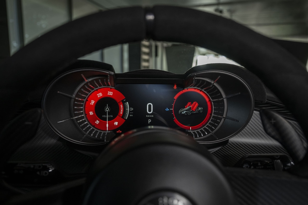 Alfa 33 Stradale Perla Nera, una belva che mostra i muscoli in carbonio