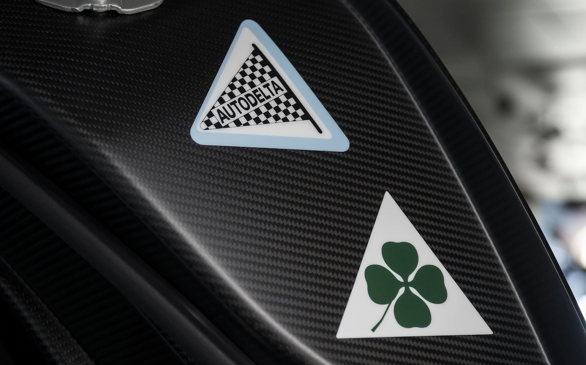 Alfa 33 Stradale Perla Nera, una belva che mostra i muscoli in carbonio