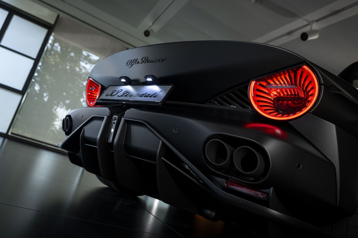Alfa 33 Stradale Perla Nera, una belva che mostra i muscoli in carbonio