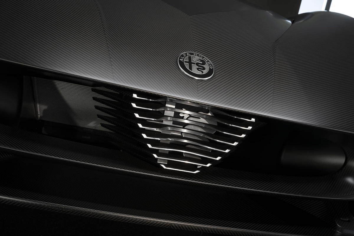 Alfa 33 Stradale Perla Nera, una belva che mostra i muscoli in carbonio