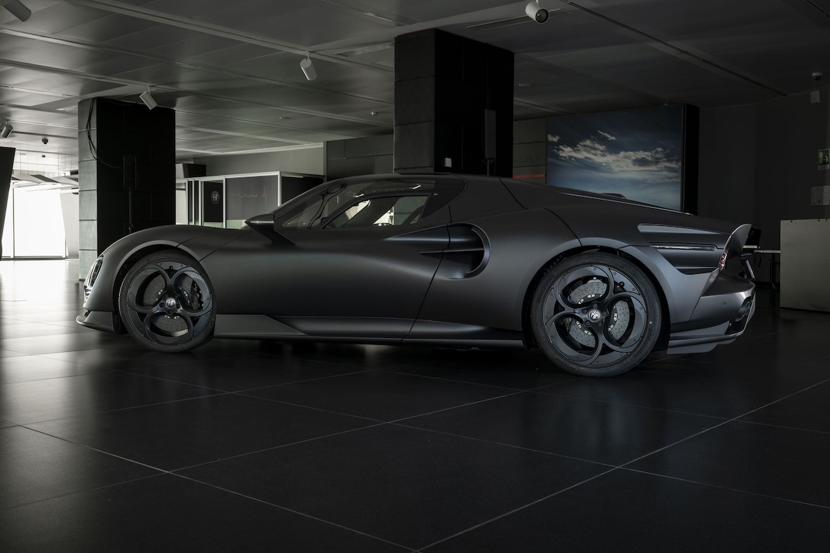 Alfa 33 Stradale Perla Nera, una belva che mostra i muscoli in carbonio