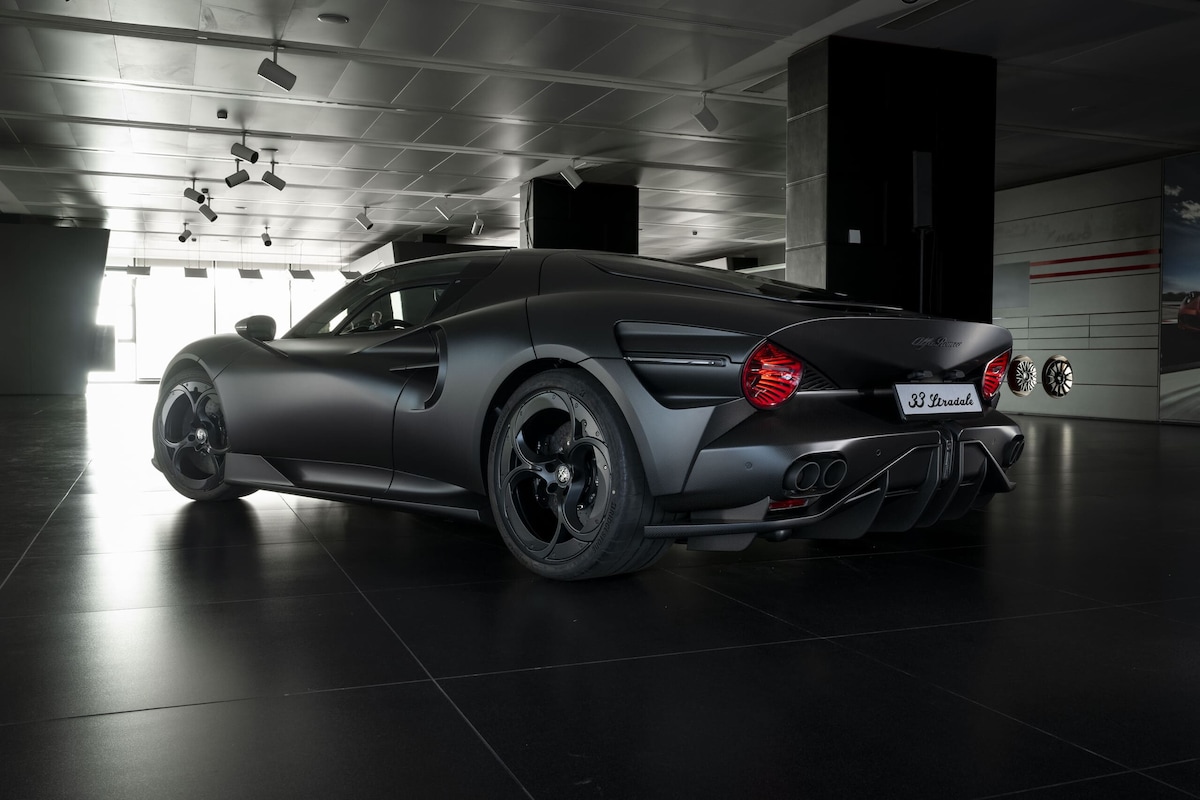 Alfa 33 Stradale Perla Nera, una belva che mostra i muscoli in carbonio