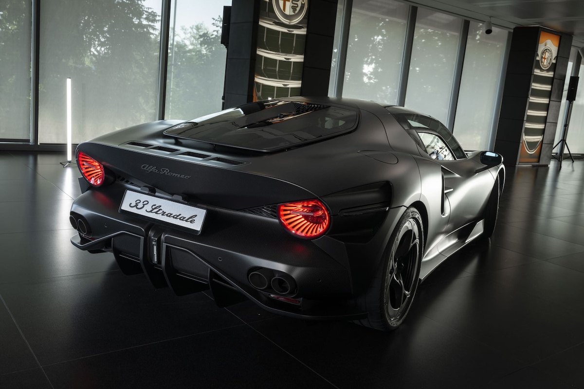 Alfa 33 Stradale Perla Nera, una belva che mostra i muscoli in carbonio