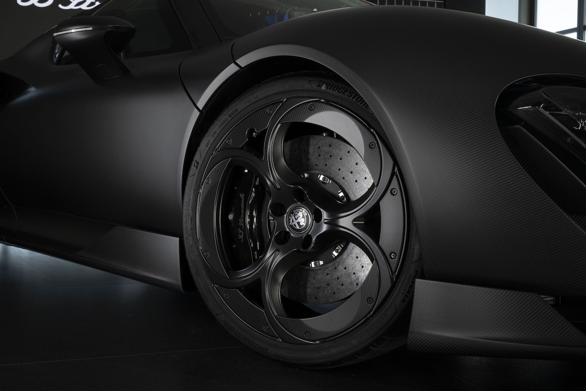 Alfa 33 Stradale Perla Nera, una belva che mostra i muscoli in carbonio