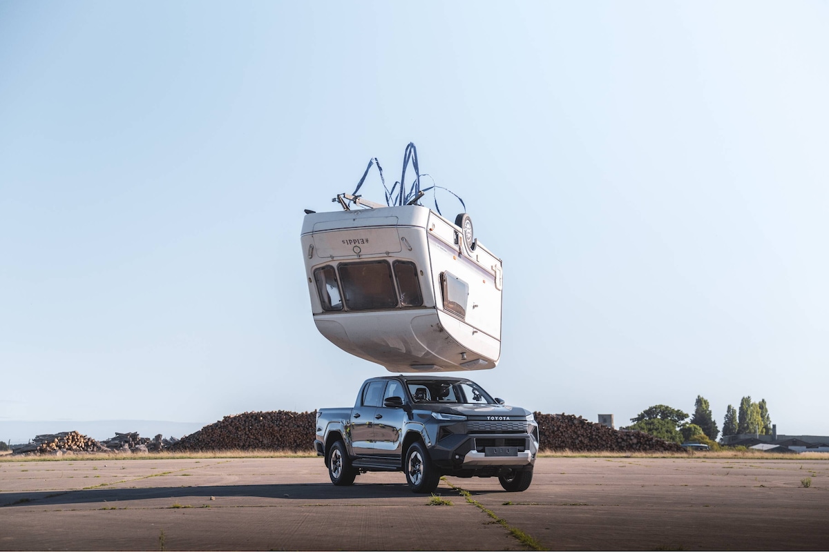 Toyota Hilux, l’elettrica supera il test roulotte?