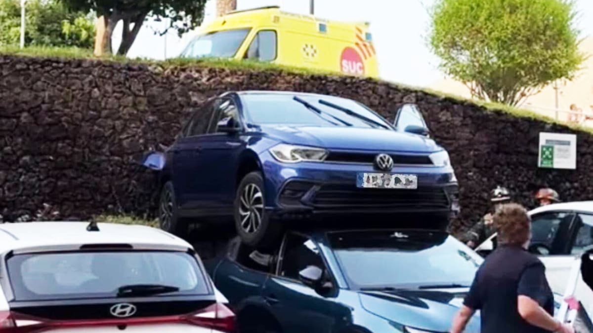Parcheggio incredibile, la Polo finisce sulla Junior