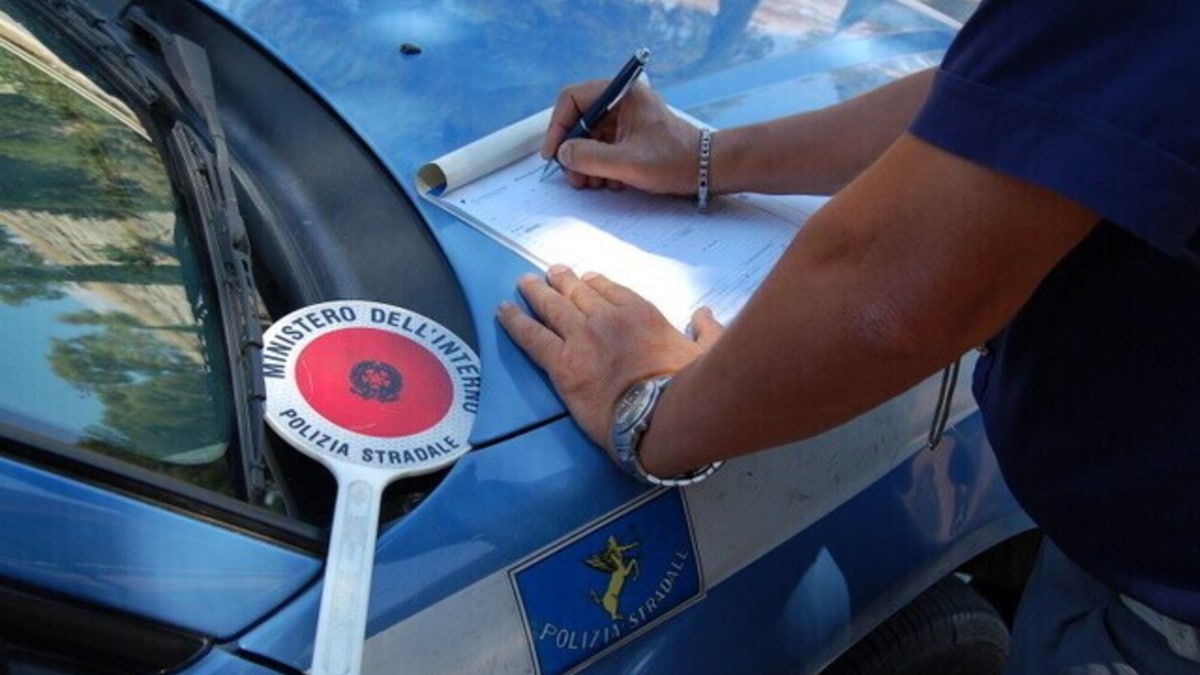 Milano, torna la multa di carta perché "scoraggia"