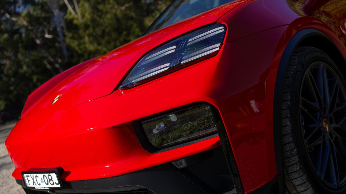 Porsche Macan, a tutta benzina: il muletto su base Audi suona da V8