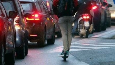 Monopattini elettrici vietati ai minori di 14 anni: tutte le regole