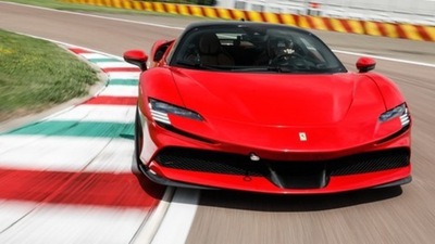 Prova Ferrari SF90 Stradale: la carica ibrida dei 1000 cv galoppa a Fiorano