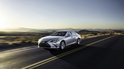 Lexus ES 2021, lusso ibrido elegante e sicuro
